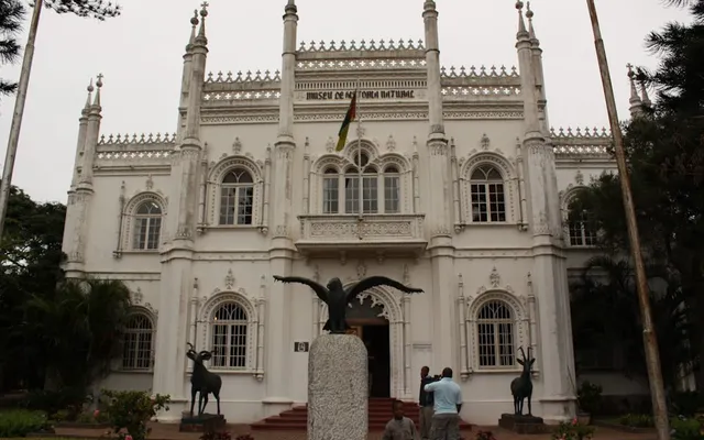 Fachada do Museu de História Natural, em Maputo, com as suas torres neomanuelinas