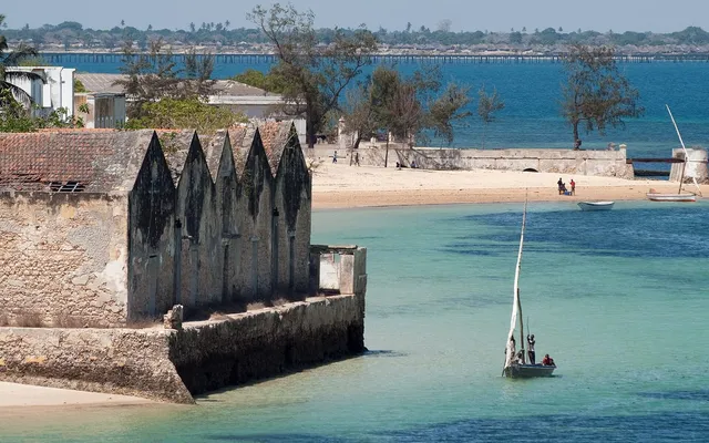 Ilha de Moçambique vista da Fortaleza de São Sebastião, com um dhow ao largo