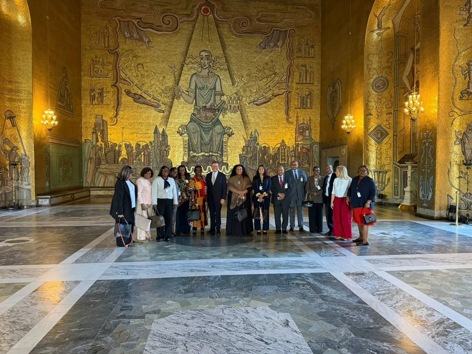 Foto de família: Embaixadores africanos e o anfitrião no Golden Hall (Gyllene Salen) da Câmara Municipal de Estocolmo