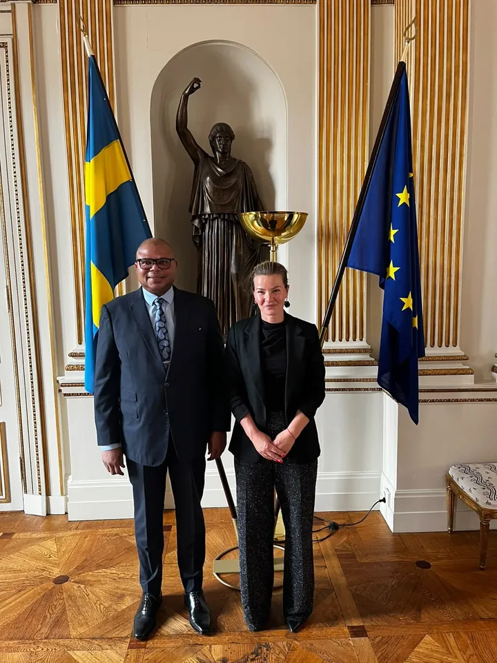 O Embaixador de Moçambique, Francisco Neto António Novela, com a Secretária de Estado para a Cooperação Internacional para o Desenvolvimento da Suécia, Karin Juhlin, no Ministério dos Negócios Estrangeiros da Suécia