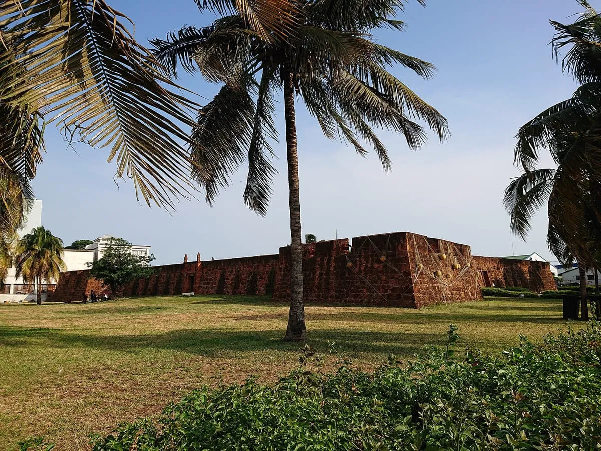 Muralhas da Fortaleza de Nossa Senhora da Conceição, em Maputo, entre palmeiras