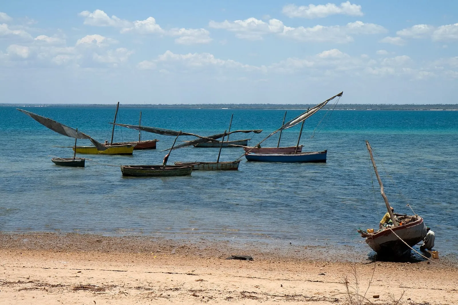 Dhows ancorados nas águas turquesa da Ilha de Moçambique