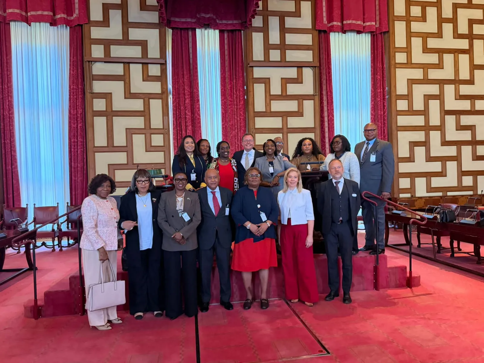 Foto de família: Embaixadores africanos e o anfitrião na Sala do Conselho (Rådsalen) da Câmara Municipal de Estocolmo